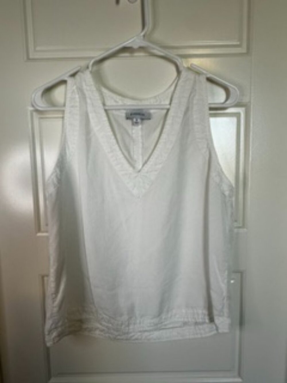 Evereve White V-Neck Tank Top